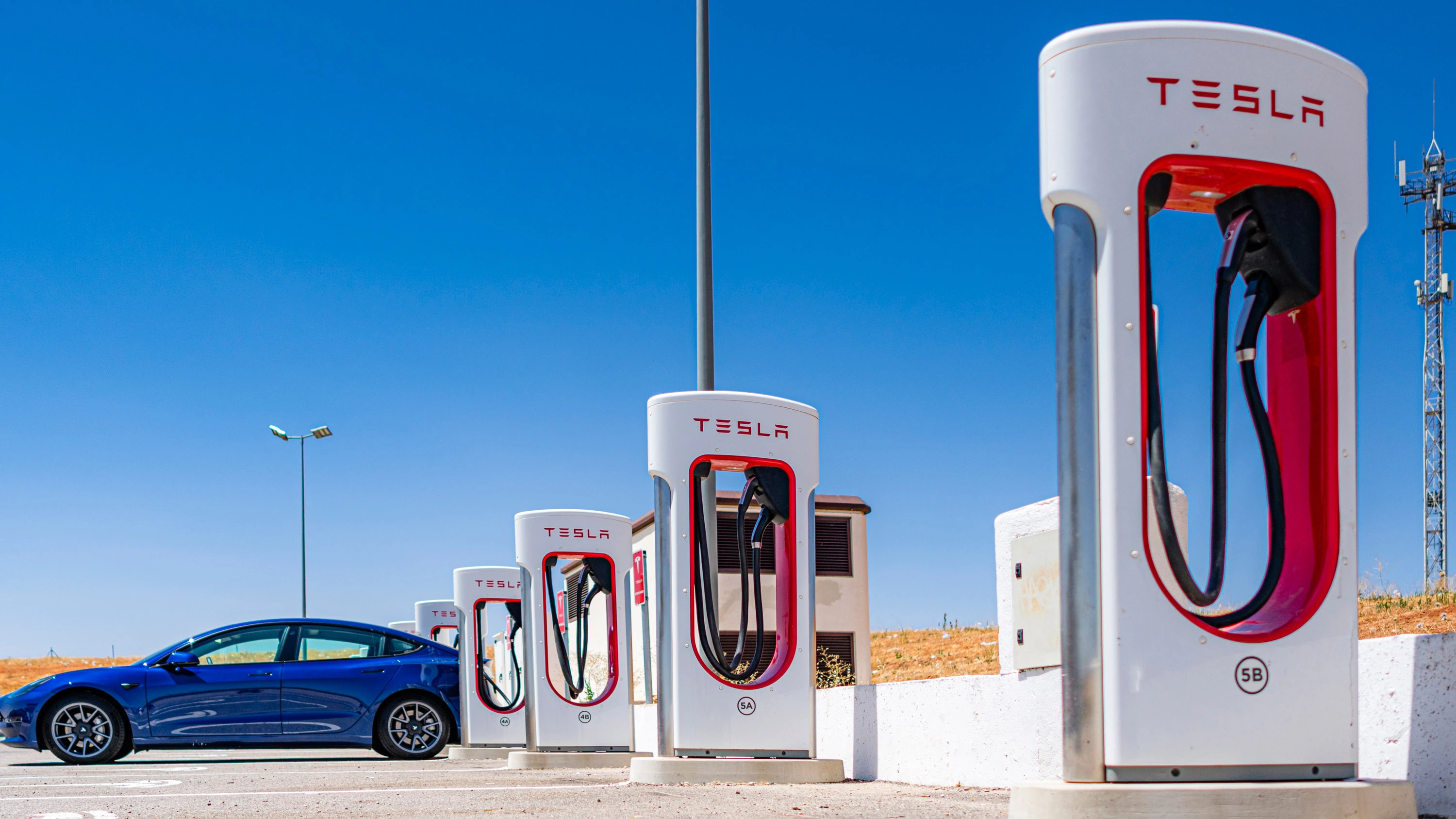 Tesla concediaza intregul personal al echipelor Supercharger si vehicule noi, saptamani dupa reducerile anterioare