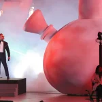 Seth Rogen aprinde un bong urias la spectacolul de la Hollywood Bowl, glumind, „Iarba este legala, ce incerc sa dovedesc?”