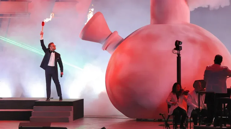 Seth Rogen aprinde un bong urias la spectacolul de la Hollywood Bowl, glumind, „Iarba este legala, ce incerc sa dovedesc?”